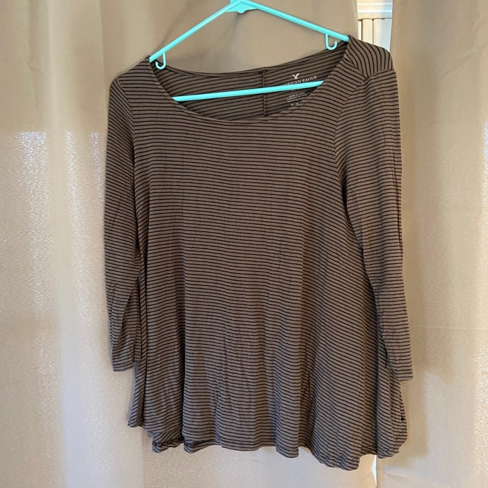 American Eagle quarter sleeve tee